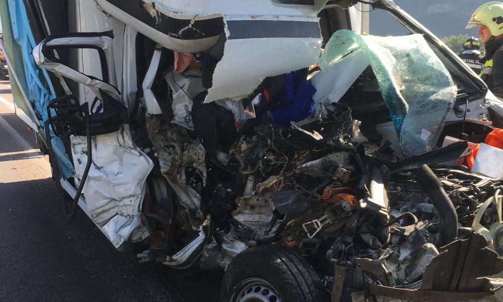 Spaventoso incidente in A22 a San Michele: furgone tampona un Tir e si ...