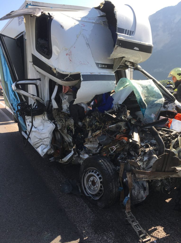 Spaventoso incidente in A22 a San Michele: furgone tampona un Tir e si ...