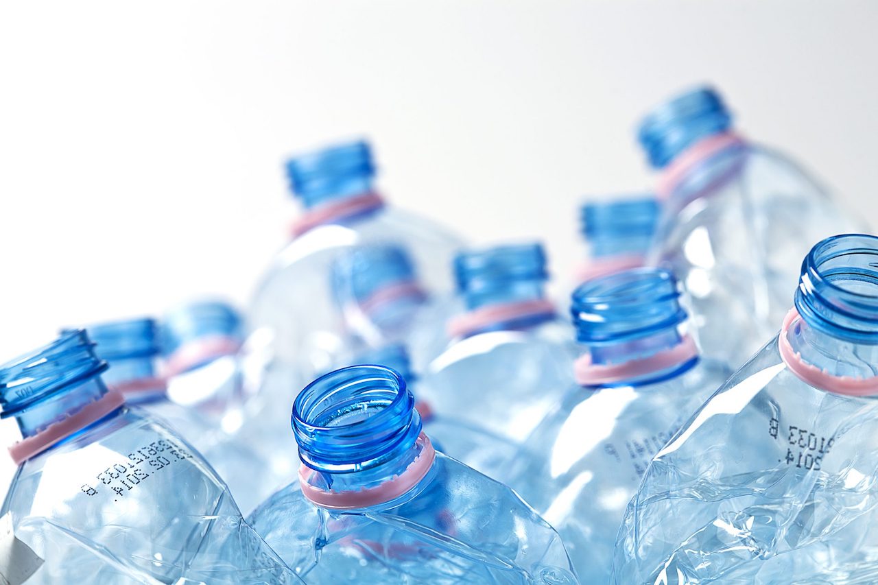 Plastica: dalla bottiglia alla bocca? La microplastica nell'acqua minerale  proviene (anche) dalle bottiglie in PET - La voce di Bolzano