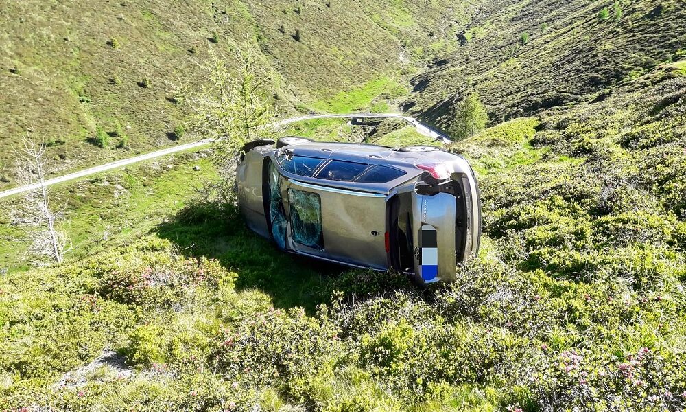 Auto esce di strada e precipita a valle per 100 metri: morto il ...