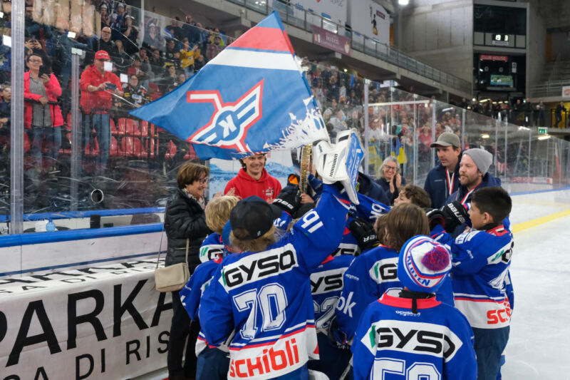 EHC Kloten wins the 11th International Spring Tournament: Hockey party at the Sparkasse Arena